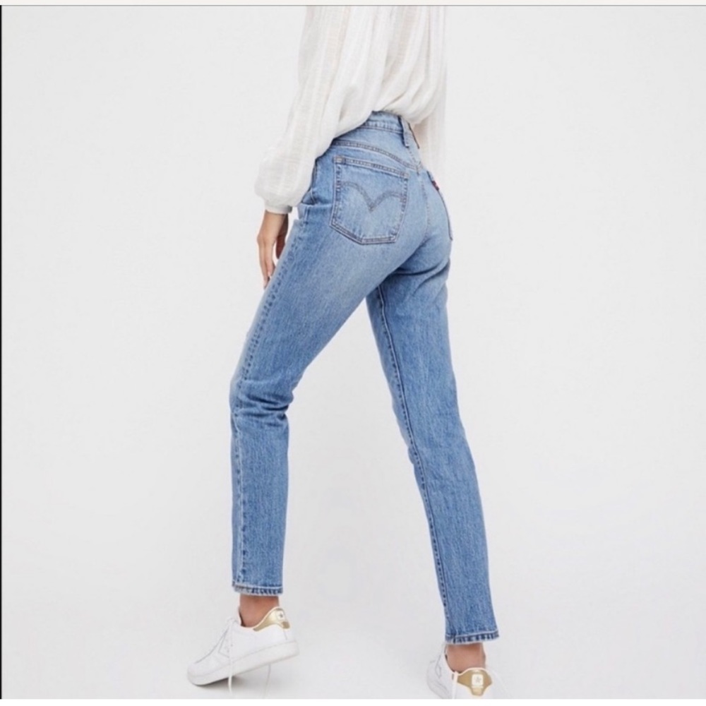 Women’s Levi straight leg jeans